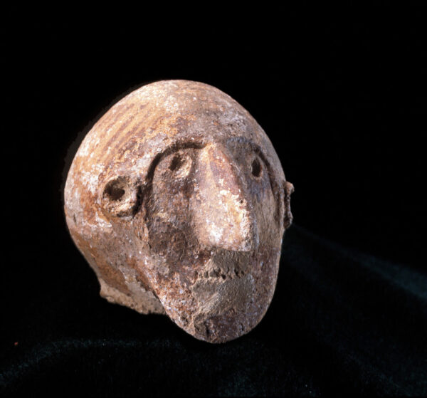 Figurine head with painted beard. Image courtesy of Dina Shalem