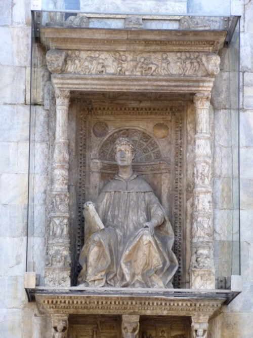 Statue of Pliny the Younger, possibly the work of Giovanni Rodari, dating from before 1480, Como, Italy. Photo by JoJan via Wikimedia, CC By-3.0.
