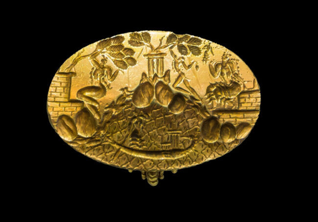 Minoan gold Ring, HM 1700. Photo by Jebulon. Photo by Jebulon, via Wikimedia. Public Domain.