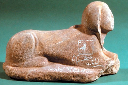 Sinai 345, a small sphinx from Serabit el-Khadim. Note the hieroglyphs on the right flank of the sphinx, and the alphabetic writing along the base. Photo by Onceinawhile / Wikimedia, CC By-SA 4.0
