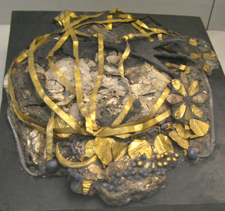Skull and head decorations of one of the 'court ladies' from PG 1237. Image provided by Laerke Recht.