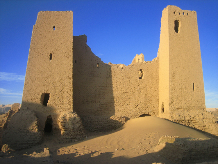 Ruins of Roman fort at Umm el-Dabadeb, Kharga Basin. Photo courtesy of the author.
