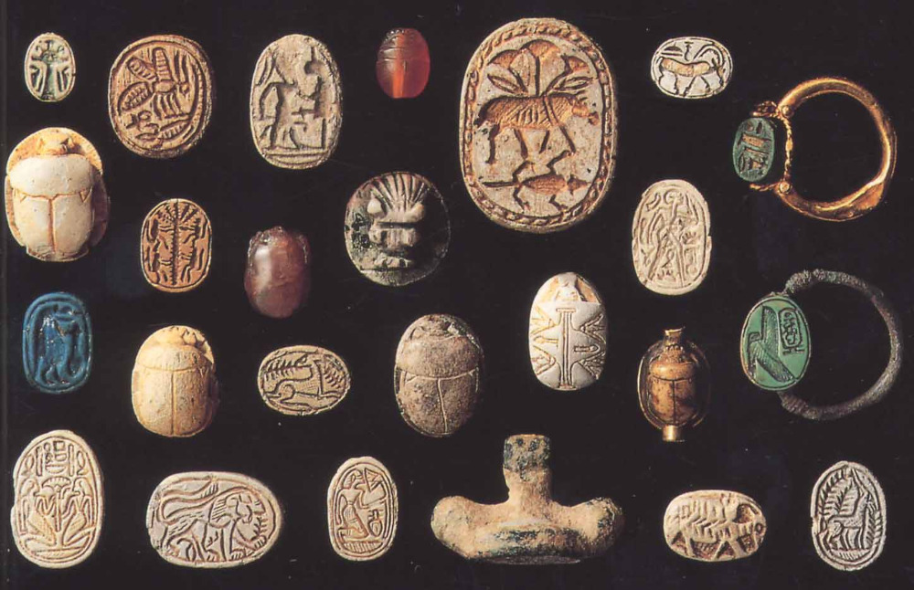 Scaraboid Seals. Photo by Primula Bosshard, CC by-SA 3.0, via Wikimedia Commons.
