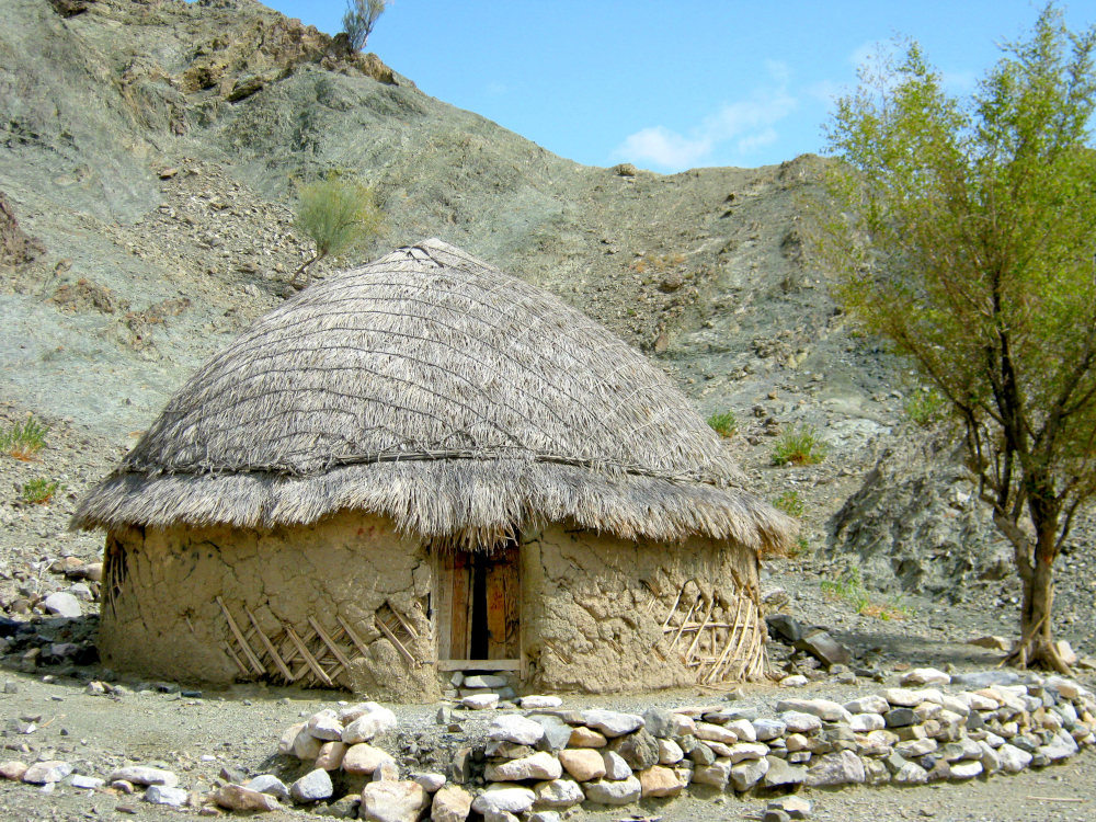 A typical circular house with thatched roof. Courtesy of Hossein Vahedi.