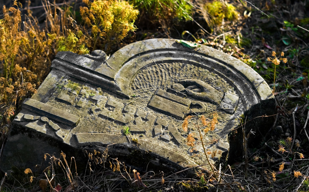 Tzedakah motif on a Jewish gravestone. Jewish cemetery in Otwock, Poland. Image by Nikodem Nijaki, CC BY-SA 3.0.