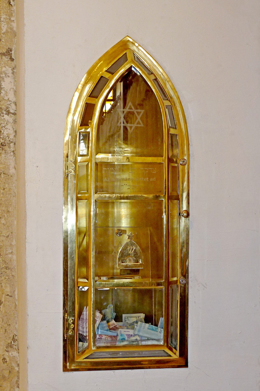 Tzedakah niche, Obuda Synagogue, Hungary, 19th century. Image by Fekist, CC BY-SA 4.0.