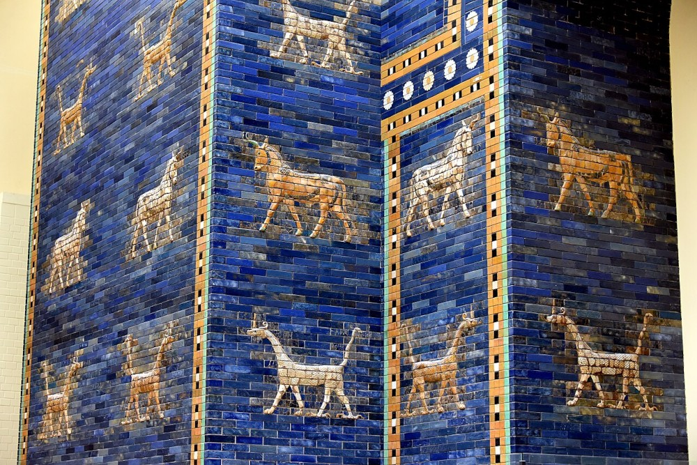 A reconstruction of the blue Ishtar Gate of Babylon, decorated with extinct aurochs and mythological creatures, at the Pergamon History Museum. Photo by Osama Shukir Muhammed Amin FRCP(Glasg), CC By-SA 4.0, via Wikimedia.