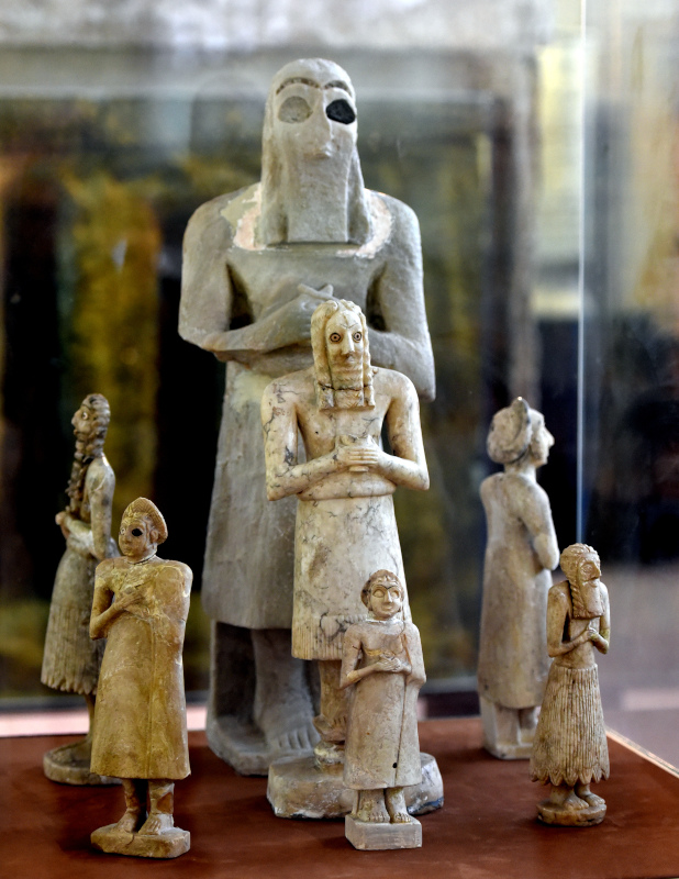A collection of statuettes of Sumerian worshipers. These were unearthed by the Oriental Institute of the University of Chicago in the 1930s. Some statuettes are part of the so-called “Tell Asmar Hoard” from ancient Eshnunna and some of them came from Khafajah (ancient Tutub), Diyala Valley, Iraq. The largest one only was found in Nippur. Early Dynastic Period, 2600-2350 BCE. On display at the Sumerian Gallery of the Iraq Museum in Baghdad. Photo courtesy of the author.