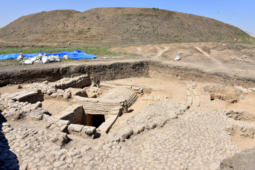 Unearthing a 1st millennium BCE, probably neo-Assyrian, grave near the ancient mound of Yasin Tepe, Sulaymaniyah, Iraq. A Japanese excavating team from the University of Chubu has been working on the site over the past few years. The content of the grave and its coffin are now in the Sulaymaniyah Museum, Iraq. Photo courtesy of the author.