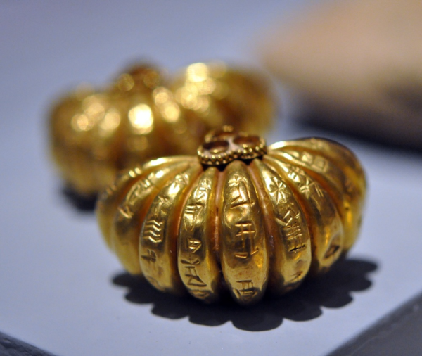 A pair of gold earrings, 24-karrat. The overlying cuneiform inscription mentions the name of the Neo-Sumerian (Ur III) king Shulgi, son of Ur-Nammu. 21st century BCE. On display at the Sulaymaniyah Museum, Iraq. Photo courtesy of the author.