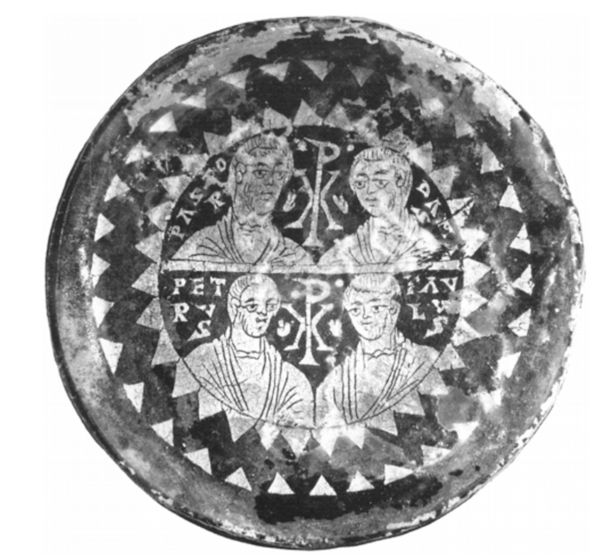 A gold glass (the bottom of a vessel with gold inserted between layers of glass) with the busts of Peter, pope Damasus and two other saints, from the Roman catacombs, fourth century. Photo: CKD, RU Nijmegen.
