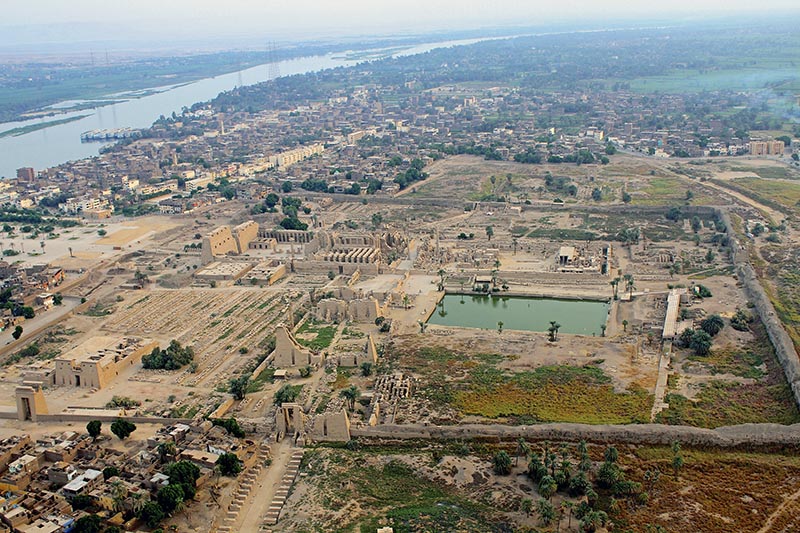 Aerial view of the temple of Karnak. (Photo by Ahmed Bahloul Khier Galal, CC BY-SA 4.0, https://creativecommons.org/licenses/by-sa/4.0/deed.de).