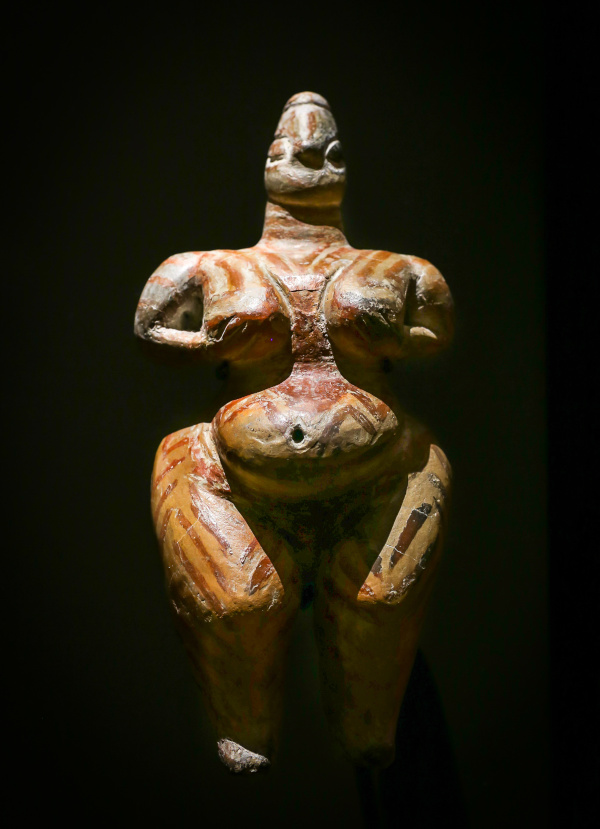 Neolithic female figurine from Hacılar. Photo by ArchaiOptix, CC BY-SA.