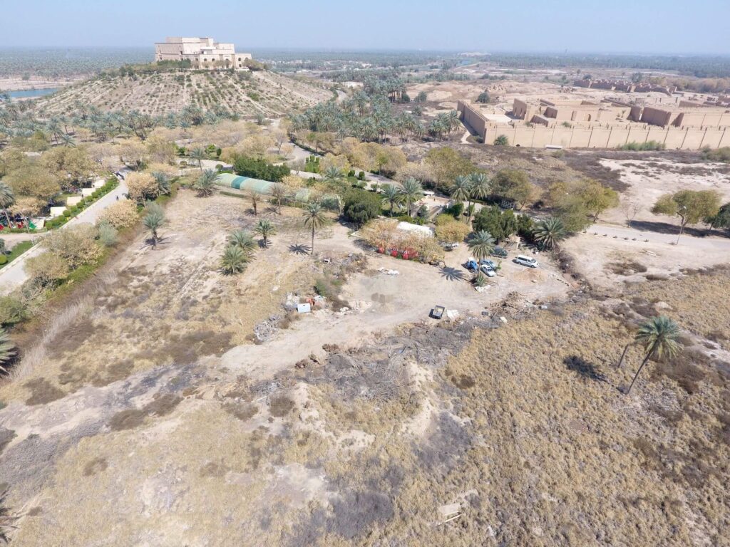 The ruins of Babylon today. On the right is Nebuchadnezzar II’s reconstructed royal palace (Southern Palace), on the left Saddam Hussein’s palace on an artificial hill, and in the background the Euphrates (Photo: Iraq State Board for Antiquities and Heritage).