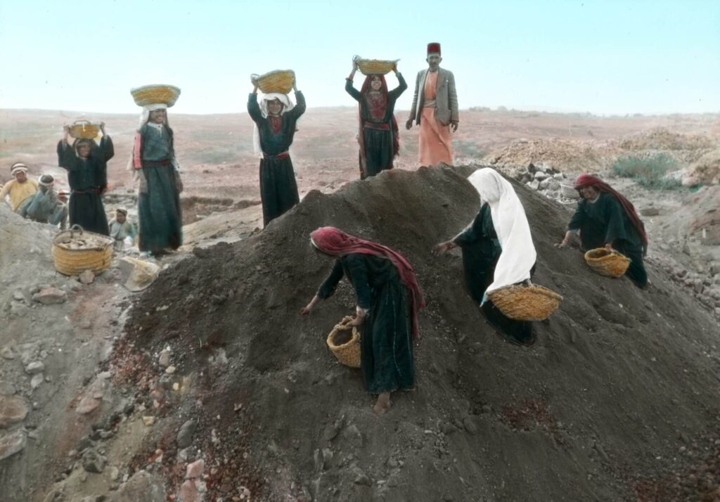 Figure 2. Women workers carrying baskets to the dirt dump at Tell en-Naṣbeh, 1935. Badè Museum photographic archive 586 N P.I. 1351. Colorized lantern slide. Courtesy of the Badè Museum, Pacific School of Religion.