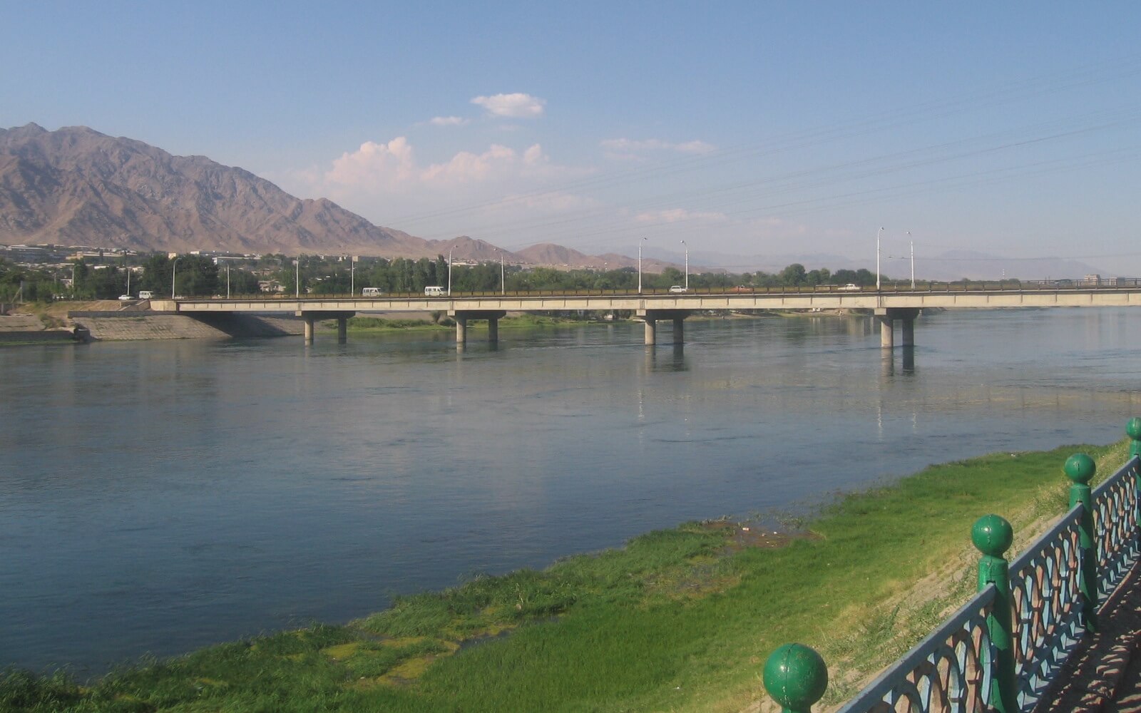 Syr Darya (Jaxartes River), as seen in Khujand, Tajikistan. Photo: Shavkat Kholmatov via Wikimedia Commons. Public Domain.