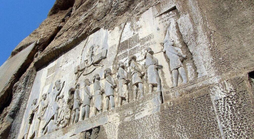 Relief and trilingual inscription of Darius I, Behistun, ca. 520 BCE. Photo by Hamidreza Sorouri via Wikimedia Commons, CC BY-SA 4.0.