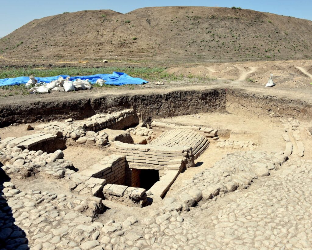 Example of a vaulted tomb at Yasin Tepe, Sualymaniayh, Shahrizor Plain, Iraq, 1st millennium BCE. Tombs like these often held more than one household member and were meant to be accessible to the living family, either to bring offerings down to the deceased or to bury another member. Photo: Osama Shukir Muhammed Amin FRCP (Glasg), CC BY-SA 4.0, via Wikimedia Commons