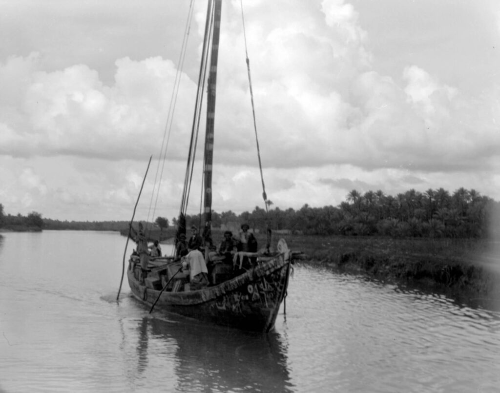 Transporting the crates with finds by sailboat to Hilla, where they were loaded onto the train for further shipment to Baghdad and Berlin, 1926 (Staatliche Museen zu Berlin – Vorderasiatisches Museum, Deutsche Orient-Gesellschaft, Photo: Walter Andrae).