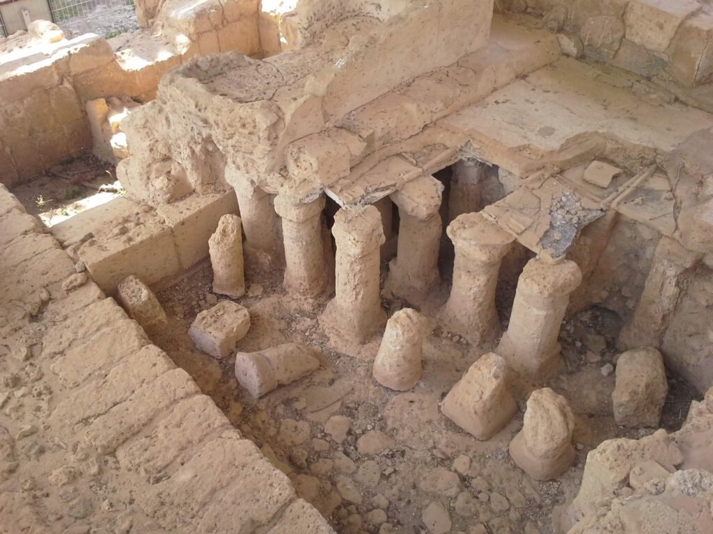 Fig. 4: The caldarium (hot room) of the small baths at Ramat haNadiv. Pillars of hypocaust are made of stone, ceramic rooftiles are used to build the upper floor, and a masonry tub for hot water is preserved in part (credit: Arleta Kowalewska).