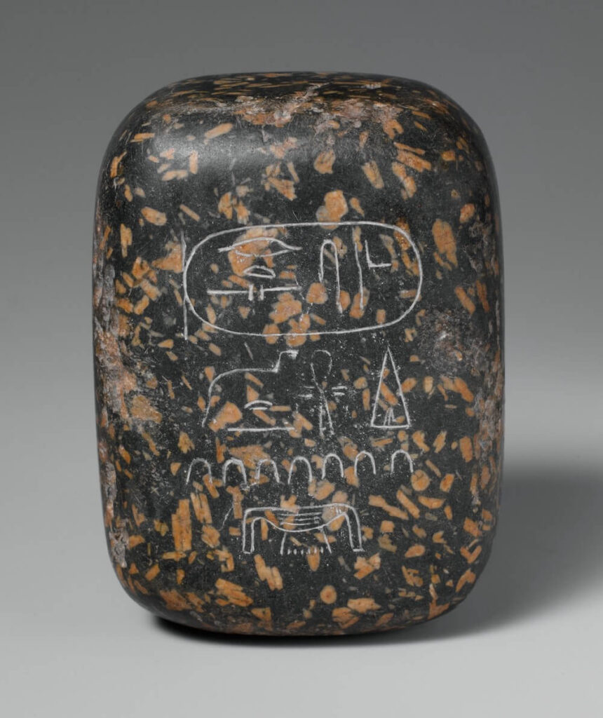 Fig. 2: Rhyolite stone weight marked seventy deben, ca. 1850 – 1640 BCE. Metropolitan Museum of Art 15.3.233. Photo: Metropolitan Museum of Art, Public Domain.