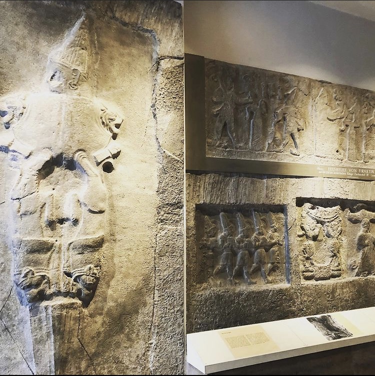 Plaster copies of the Yazılıkaya (VAG 71) and Fraktın (VAG 01018) reliefs on display in the Pergamon Museum. The five “underworld gods” can be seen on the right center (VAG 53). Photos courtesy of the author.