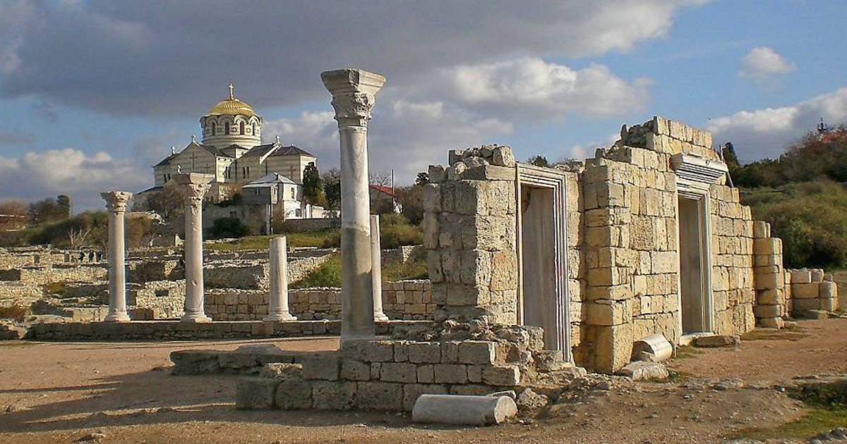 Chersonesus: The roman period Basilica with St. Vladimir's Cathedral in the Background. Photo: Demmarcos via Wikimedia Commons. CC-BY-SA 4.0