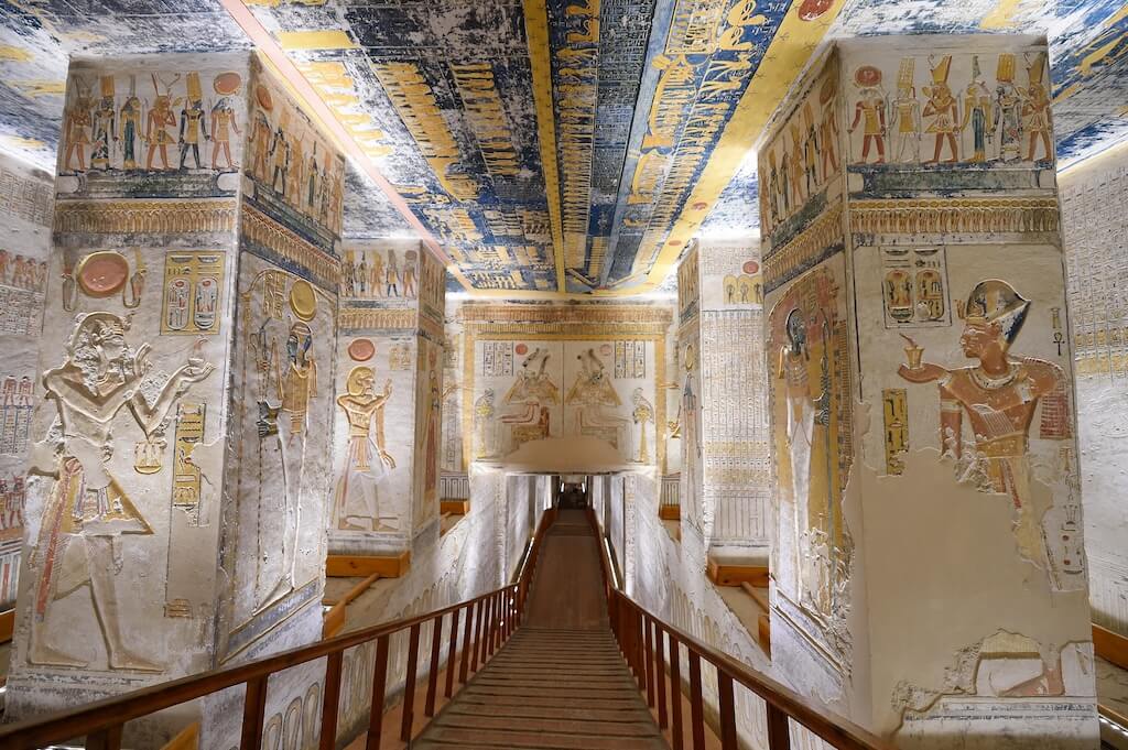 As with most of royal the tombs of the 19th and 20th dynasties, the tomb of Rameses III (KV11) is a long, narrow corridor with little storage space. Image by R Prazeres. CC BY-SA 4.0.