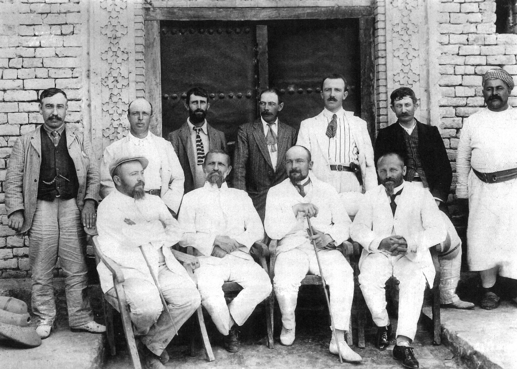 Group photograph, ca. 1906. First row: F. Wetzel, R. Koldewey, O. Reuther, G. Buddensieg. From J. Marzahn 2008 « Robert Koldewey – Ein Lebensbild » in R.-B- Wartke, Auf dem Weg nach Babylon, p. 18, Fig. 8 (Vorderasiatisches Museum).