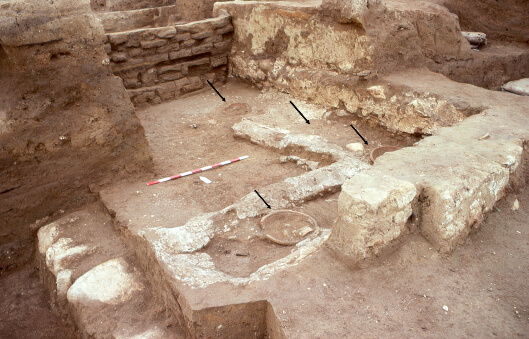 Room 8 of the ‘sugar building’ at Tell Abu Sarbut. Four sugar pots are shown with arrows. Adapted from Steiner 2008, Fig. 15.