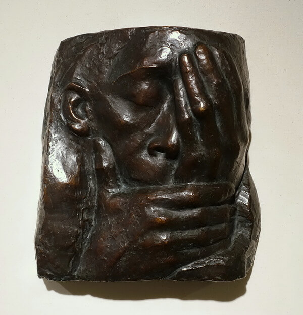 Lamentation in Memory of Ernst Barlach, Kathe Kollwitz, bronze cast after 1938. Currier Museum of Art, Manchester, NH. Photo by Daderot. CC0 1.0 Universal Public Domain Dedication