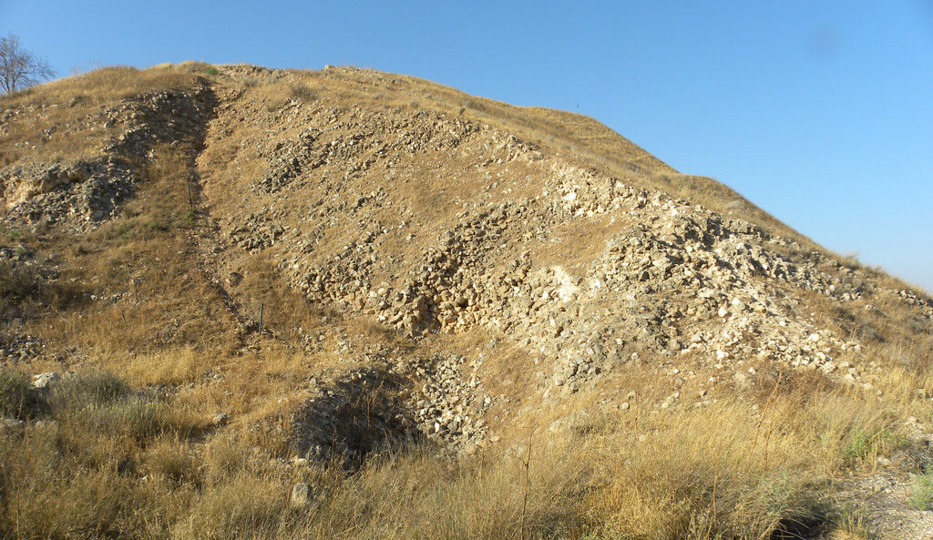 Assyrian siege ramp at Lachish. Photo by Wilson44691 (CC BY-SA 3.0).