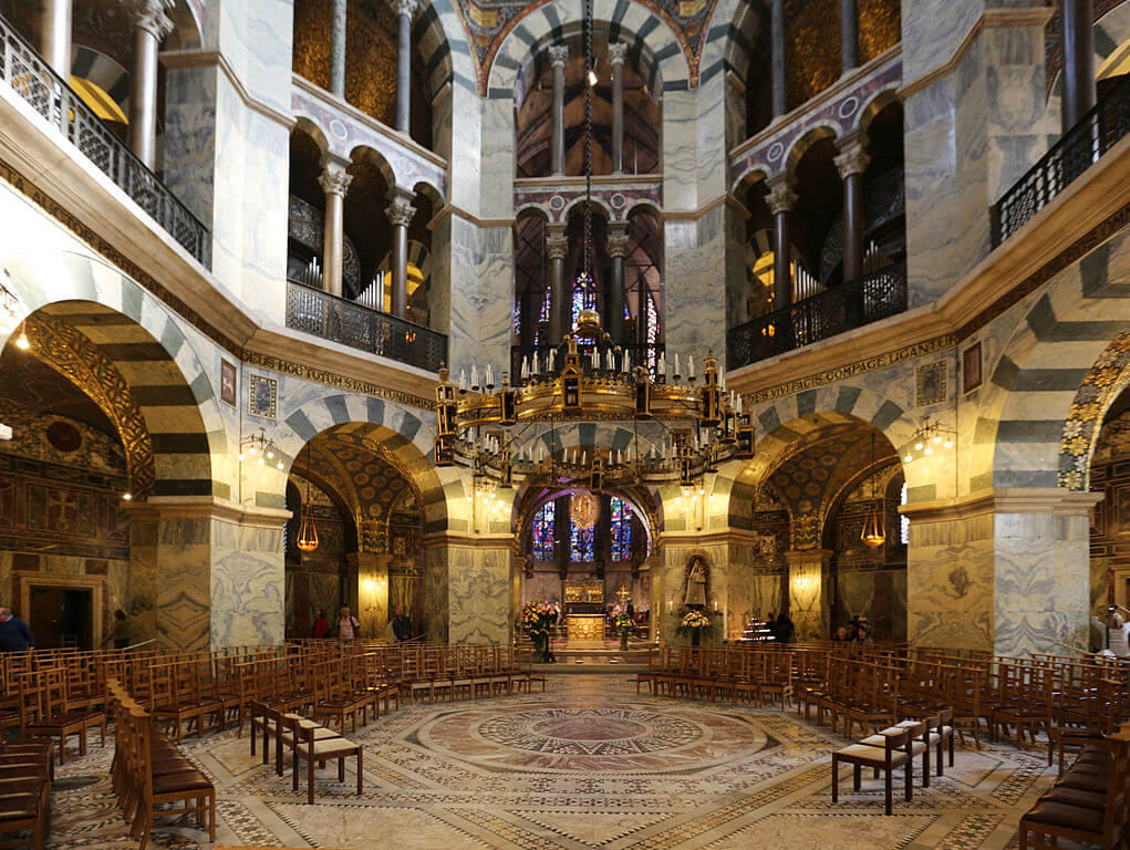 Interior of the Palatine Chapel, Aachen, Germany, consecrated in 805 CE. Photo by Willy Horsch, CC By-SA 3.0.