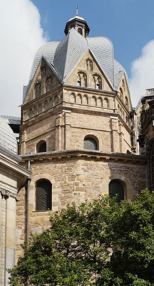 Exterior view of the dome of the Palatine Chapel, consecrated in 805 CE. Photo by CaS2000, CC By-SA 3.0 Germany.