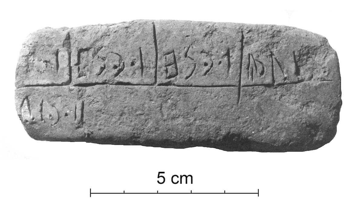 Tablet 3291. One can clearly see the repetition of the three signs (half circle and dot, single dot and vertical line) in three separate words pointing to a consistent grammatical feature. The first of these signs denotes the ʿayin (eye symbol). The dot stands for the vowel i and vertical line for the u (giving suffix ʿayu). If the reading is correct, the tablet might refer to building activity and praising giving praise. (Photo courtesy of Gerrit van der Kooij.)