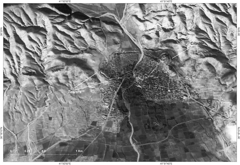 CORONA image (Mission 1102, December 1967) of Singara/Sinjar. U-shaped towers and the possible citadel are indicated. Map and graphic elaboration by R. Palermo.