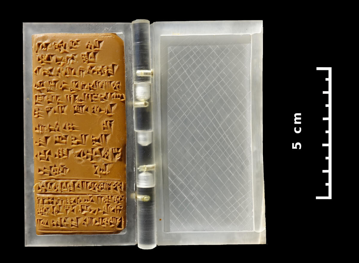 An educated guess about what a brand-new cuneiform wax board may have looked like: the potency incantation LKA 95 rev. 6–11 on a Plexiglas reconstruction of the Neo-Assyrian diptych VA Ass 3541 (technical reconstruction by Gert Jendritzki, Vorderasiatisches Museum, Berlin).