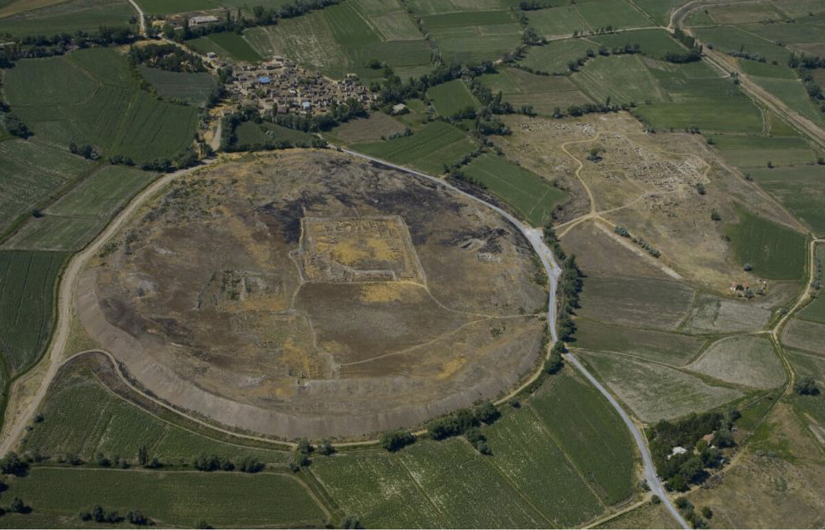 Aerial view of Kültepe, its mound and its lower town. ©Kültepe archaeological mission archives.