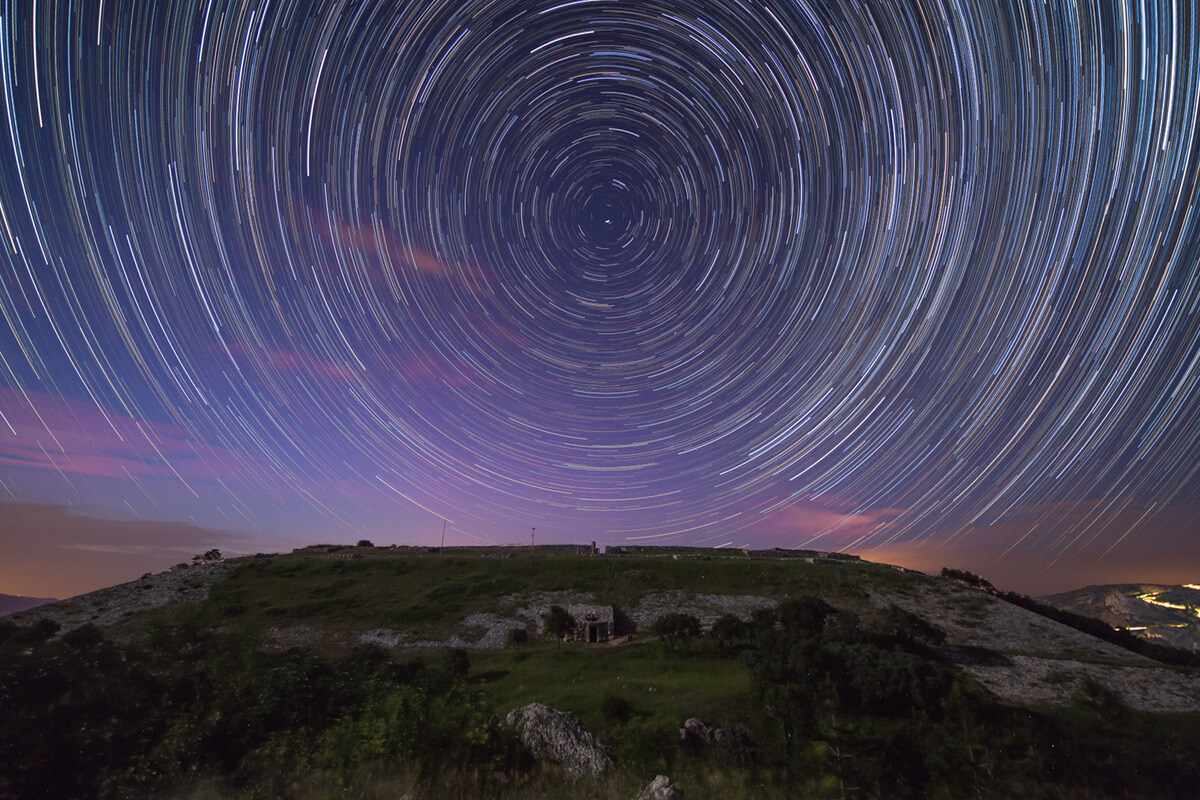 Star trails above Yerkapı emphasize the strict northern orientation of the architecture (© Bernd Pröschold/Luwian Studies #1041).