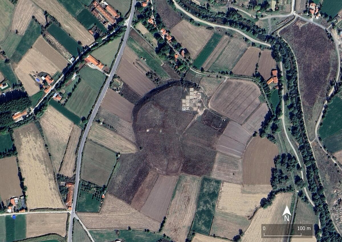 Tavşanlı Höyük, a typical western Anatolian settlement site, in a vertical aerial view showing recent excavations (Google, Digital Globe, Luwian Studies #0206).