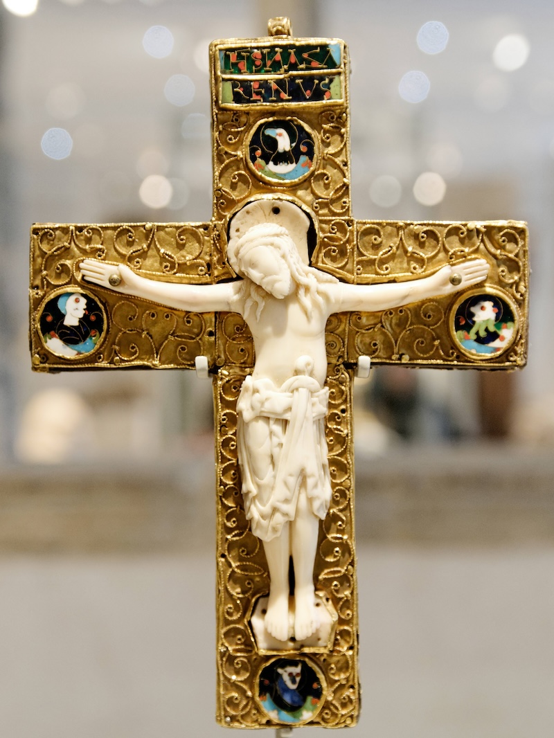 Reliquary Crucifix, found in Winchester, but probably made in Germany, ca. 900-1000. Now in the Victoria and Albert Museum, London. Photo by Marie-Lan Nguyen, CC By-2.5.