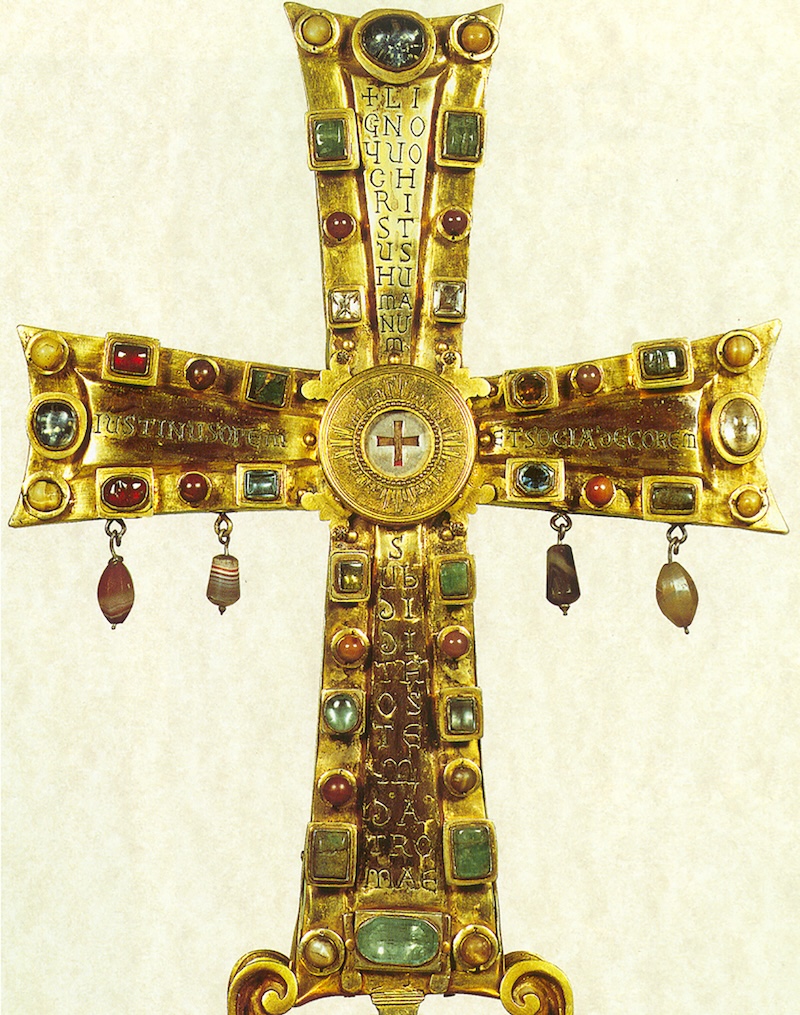 The Reliquary Cross of Justin II (the Crux Vaticana), Constantinople, 568-74. A gift to the people of Rome and Pope John III. Now in the treasury of St. Peter’s Basilica, Rome. Photo by Gfawkes05, CC BY-SA 4.0.