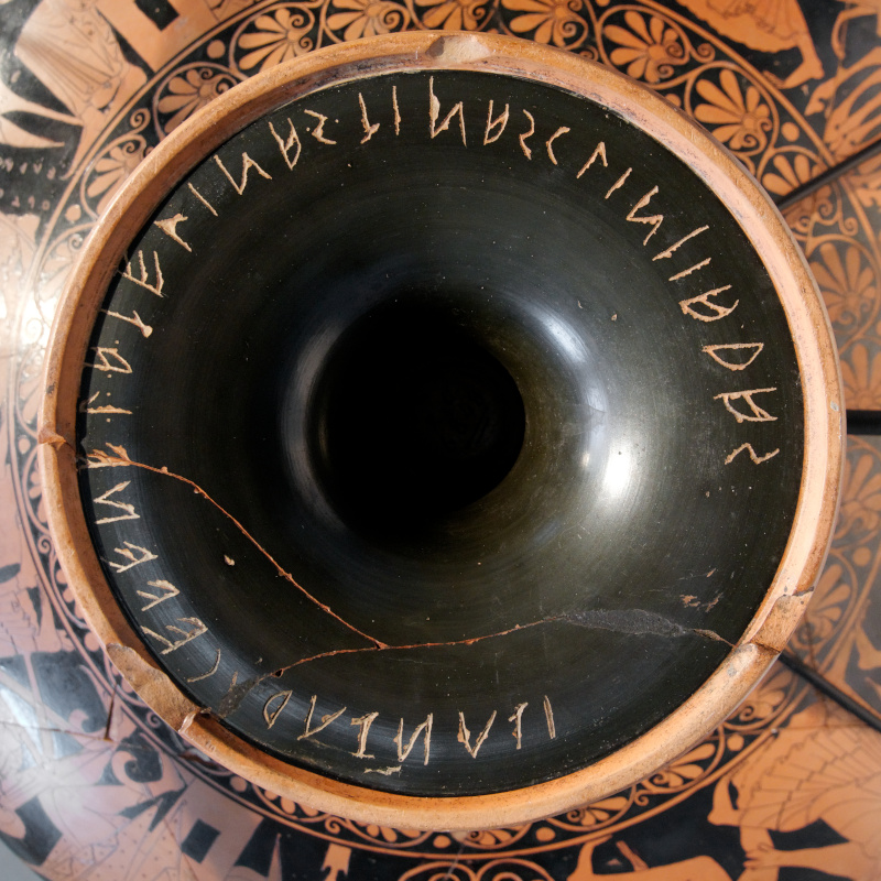 Etruscan inscription on the bottom of a kylix, 6th c. BCE. © Marie-Lan Nguyen / Wikimedia Commons / CC-BY 2.5.