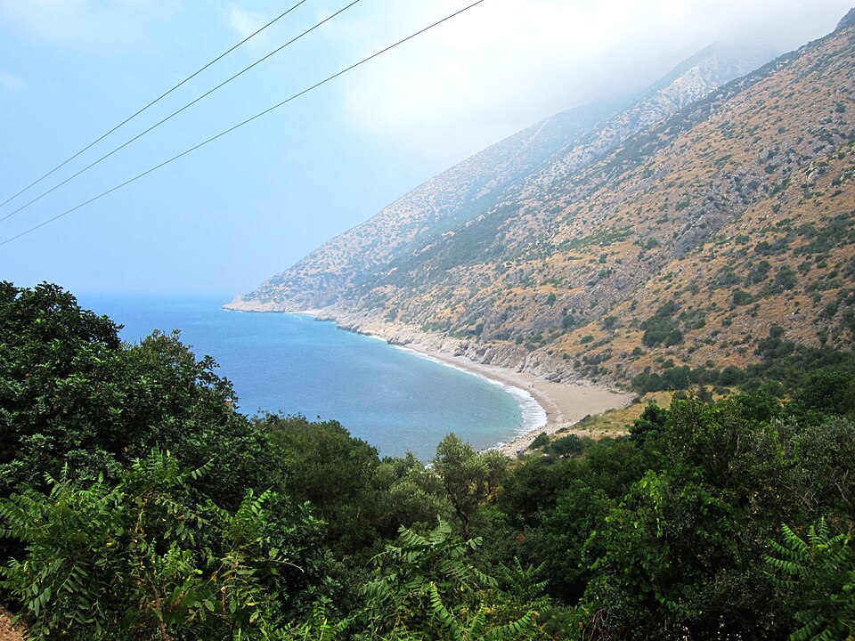 Jebel Aqra (north of Ugarit) where it meets the Mediterranean Sea at Samra beach, on the border between Syria and Türkiye. Photo by Kevorkmail via Wikimedia, CC BY-SA 3.0.