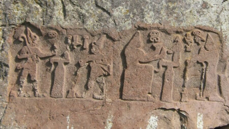 Rock relief at Fıraktın, near Kayseri, Türkiye. On the right, Puduhepa makes na offering before the sun goddess Hebat. On the left, Hattusili makes an offering to a storm deity. Photo by Krähenstein, CC By-SA 3.0.