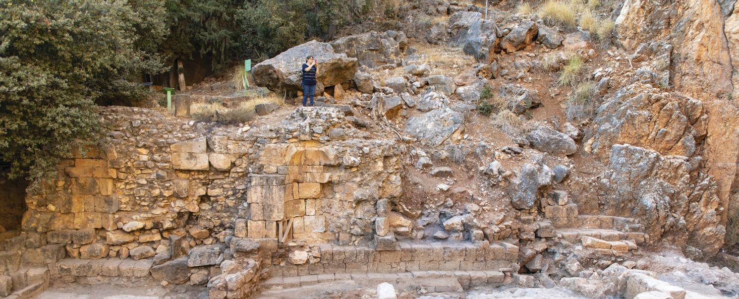 The western niche wall exposed by Maʻoz, looking west (Photo by M. Eisenberg).