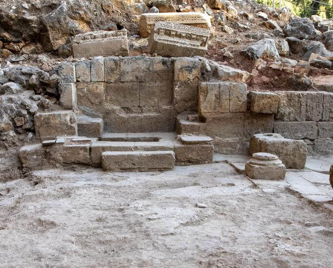 The square niche at the east side of the strip near the cave (Photo by M. Eisenberg).