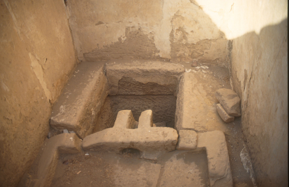 One of the bathrooms in the palace of Ramesses III in Medinet Habu (photo: H. Köpp-Junk)