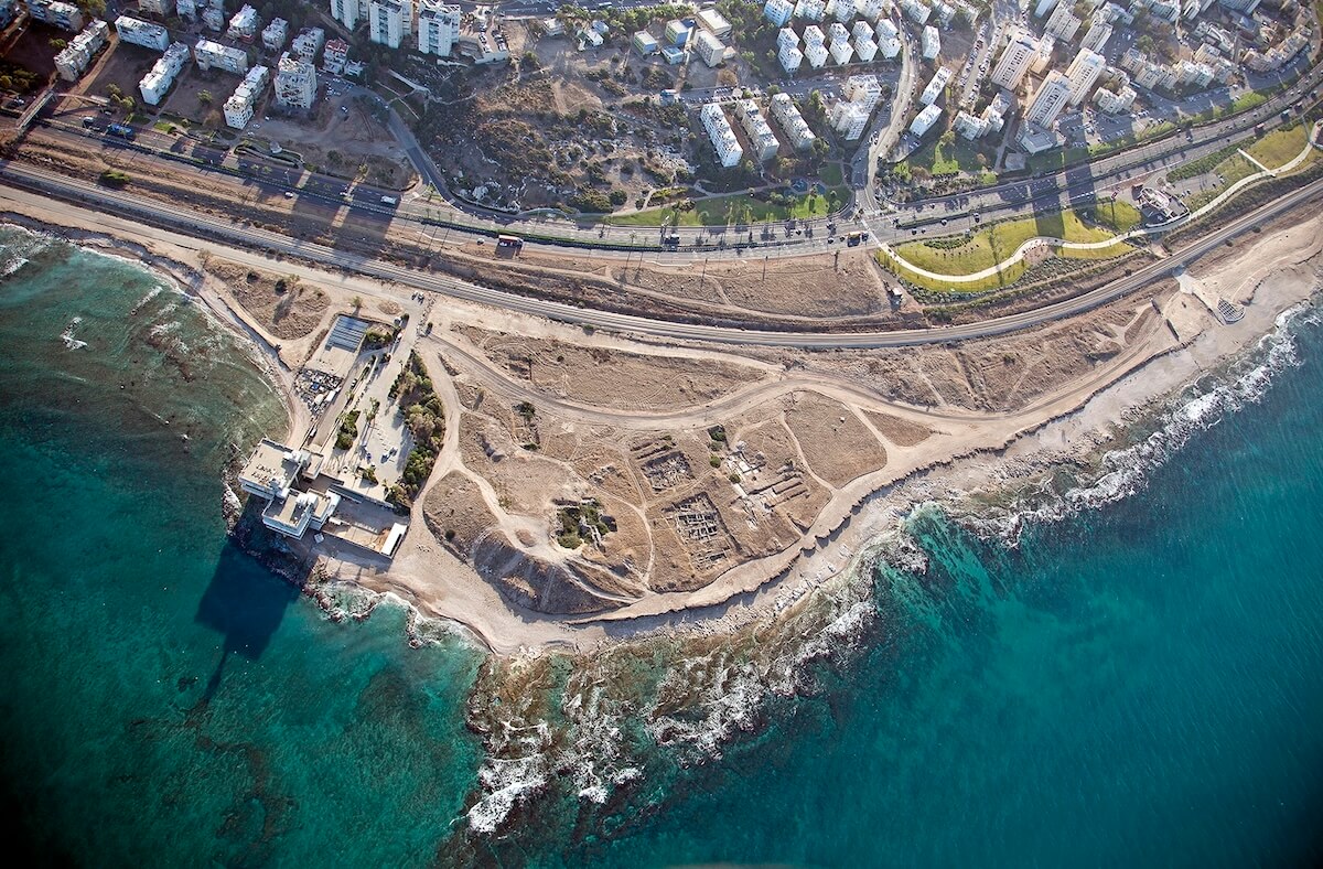 Aerial view of Tel Shiqmona and its surroundings, looking east. Photo by Michael Eisenberg. Image credit: Golan Shalvi et al. (2025), PLOS ONE (Figure 2). Licensed under CC BY 4.0