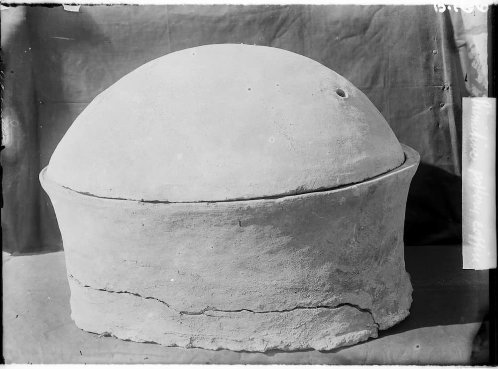 Pottery vessel in which the Nuwayrat individual was discovered. Photo: Garstang Museum of Archaeology, University of Liverpool 
